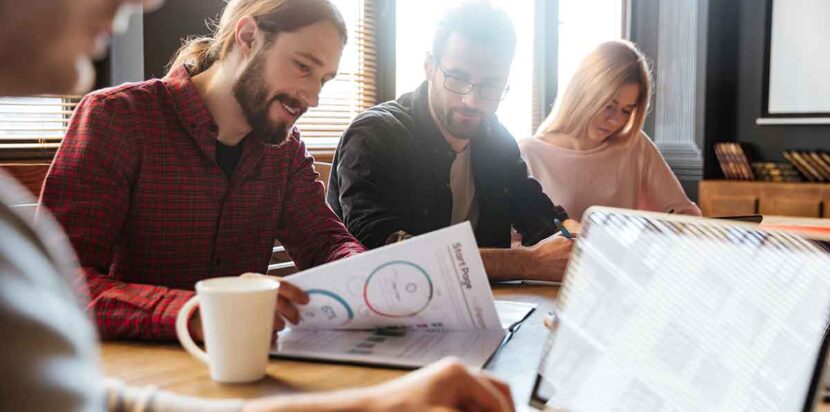 Consultor ayudando a corregir errores en la gestión empresarial de una empresa