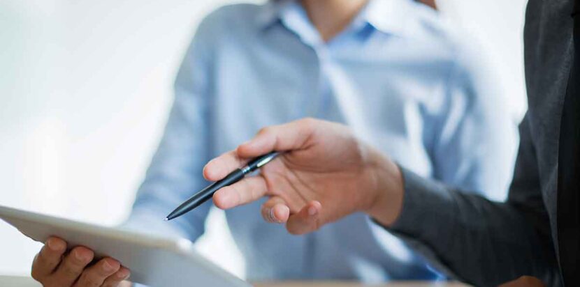 Equipo de trabajo planificando estrategias de gestión empresarial con asesoría de Directio Consultores